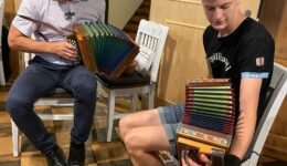Tänzli mit de Örgälibandi in Sattel